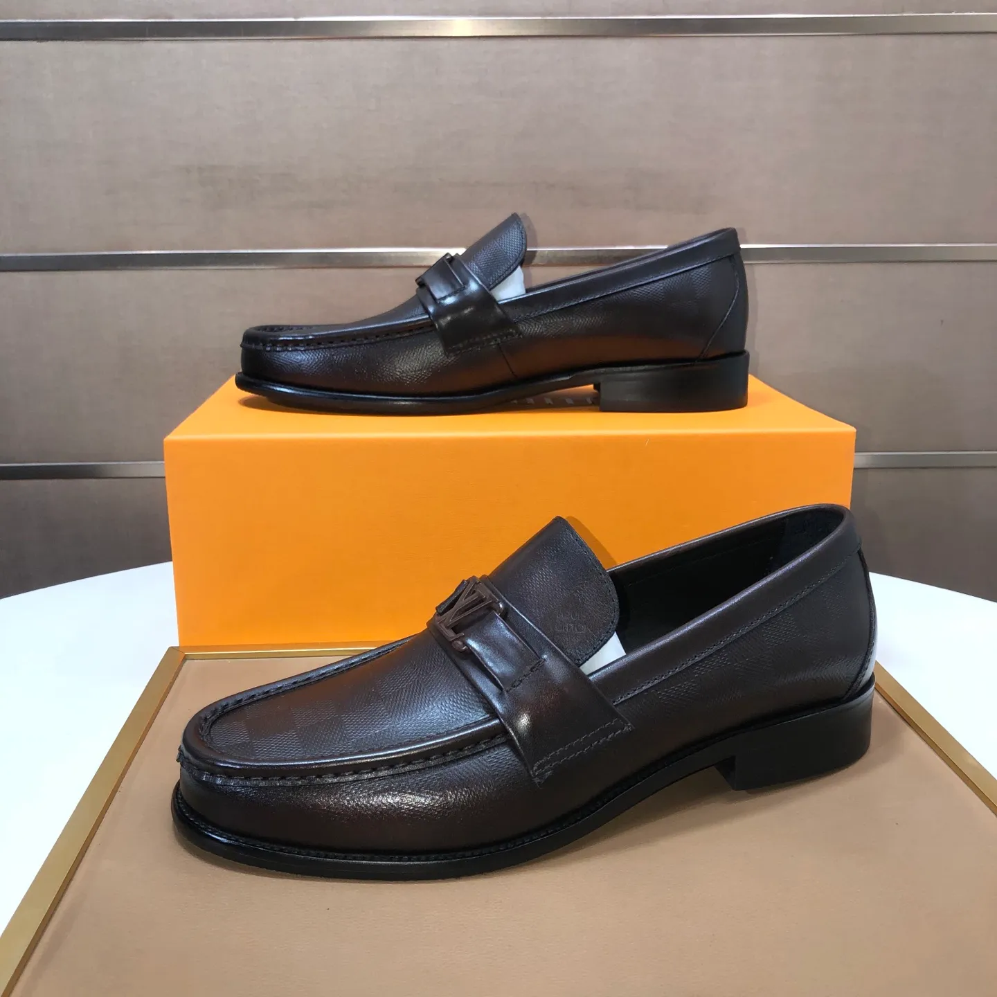 Men's men's shoes💰540💰[LV] (original single cowhide lining)🍀LV's latest genuine leather business suit shoes are available on the official website at the same time. The first-layer cowhide imported from Italy is made of heavy gold, and the official website has a 1:1 rubber outsole. Versatile to wear, high-end without losing class, and the color combination is extraordinary. This four-season style is alluring when worn on your feet, showing off your big-name flair. Standard code 38-45 (45 customized)